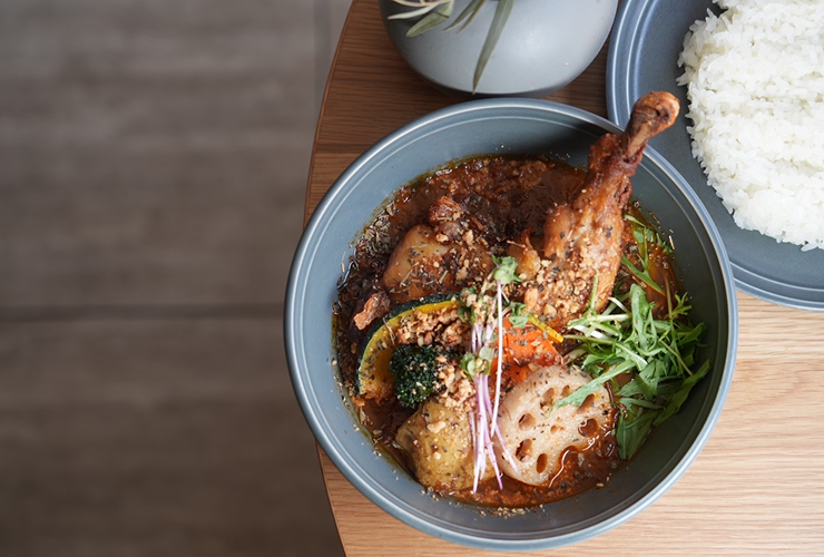 画像：骨付きチキンと7種の野菜カリー