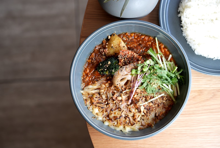 画像：角切りポークと納豆の焦がしチーズカリー