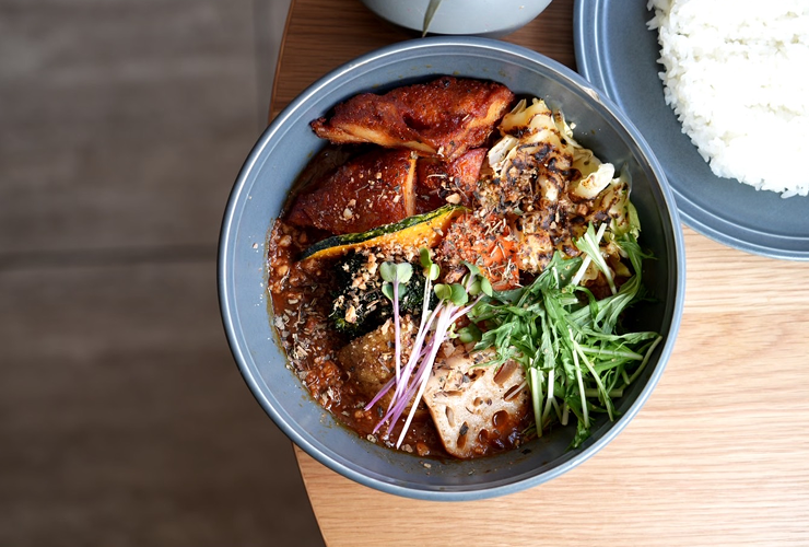 画像：タンドリーチキンと焦がしキャベツチーズカリー